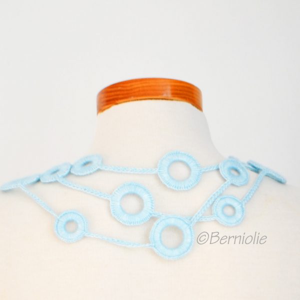 Crochet circle necklace, light blue, N399