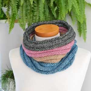 Knitted cowl in a ribbed pattern, P441