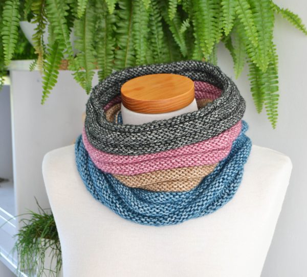 Knitted cowl in a ribbed pattern, P441